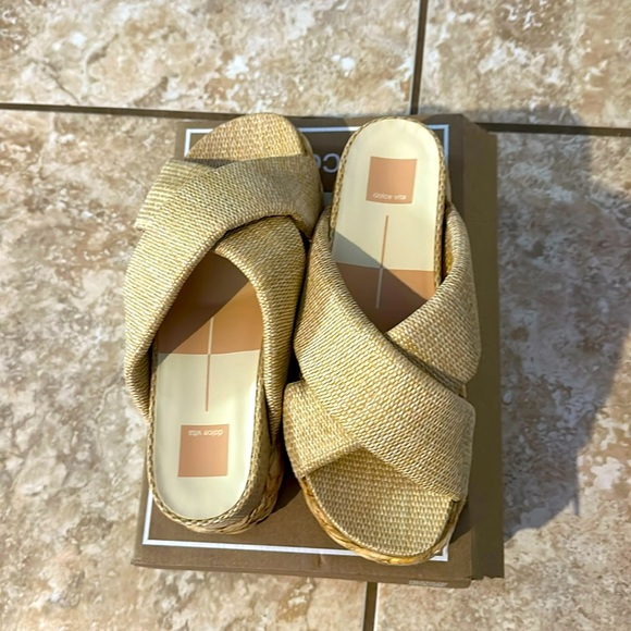 Dolce Vita Blume Light Natural Sandals New in Box size 8.5 - Picture 1 of 3